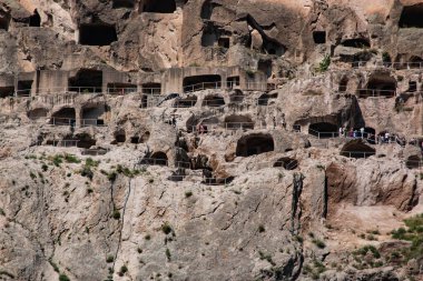 Büyük bir kayanın içindeki mağara şehri.