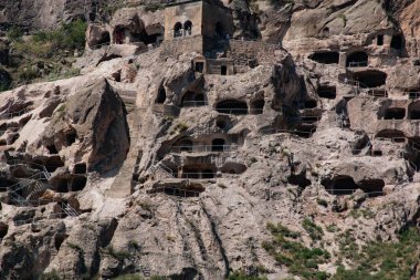 Büyük bir kayanın içindeki mağara şehri.