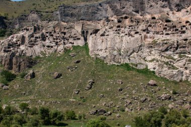 Büyük bir kayanın içindeki mağara şehri.