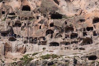 Büyük bir kayanın içindeki mağara şehri.