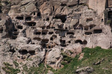 Büyük bir kayanın içindeki mağara şehri.