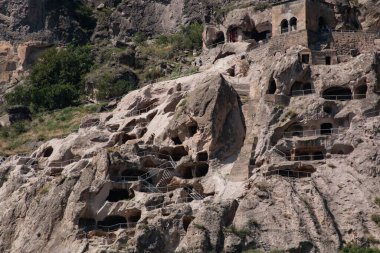 Büyük bir kayanın içindeki mağara şehri.