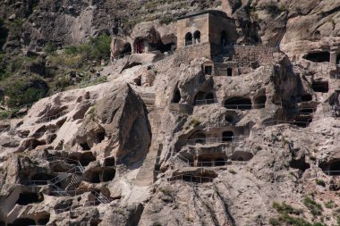 Büyük bir kayanın içindeki mağara şehri.