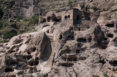 Büyük bir kayanın içindeki mağara şehri.