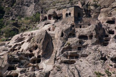 Büyük bir kayanın içindeki mağara şehri.