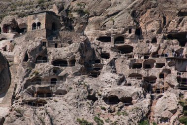 Büyük bir kayanın içindeki mağara şehri.