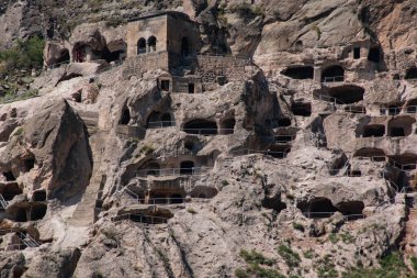 Büyük bir kayanın içindeki mağara şehri.