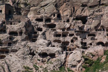 Büyük bir kayanın içindeki mağara şehri.