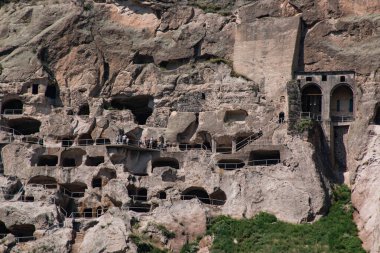 Büyük bir kayanın içindeki mağara şehri.