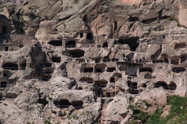Büyük bir kayanın içindeki mağara şehri.
