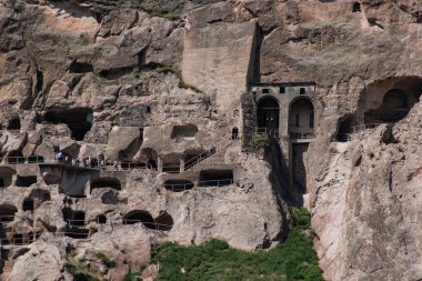 Büyük bir kayanın içindeki mağara şehri.