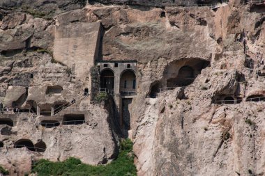 Büyük bir kayanın içindeki mağara şehri.