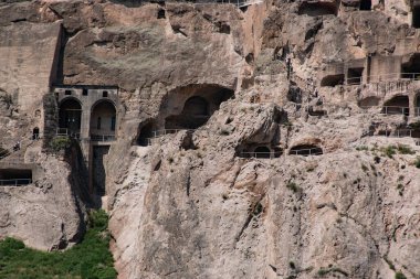 Büyük bir kayanın içindeki mağara şehri.