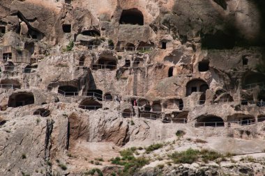 Büyük bir kayanın içindeki mağara şehri.