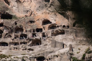 Büyük bir kayanın içindeki mağara şehri.