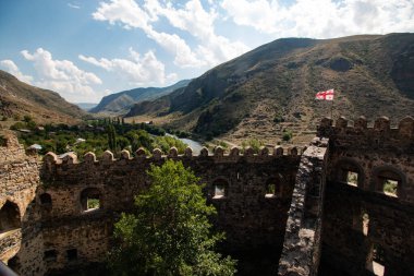 Kuleleri olan eski harabe bir kale.