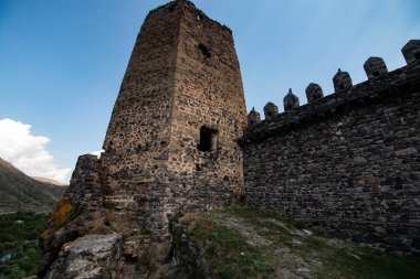 Kuleleri olan eski harabe bir kale.