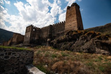 Kuleleri olan eski harabe bir kale.