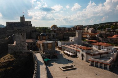 Kuleleri ve bahçeleri olan eski bir kale.