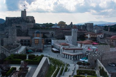 Kuleleri ve bahçeleri olan eski bir kale.