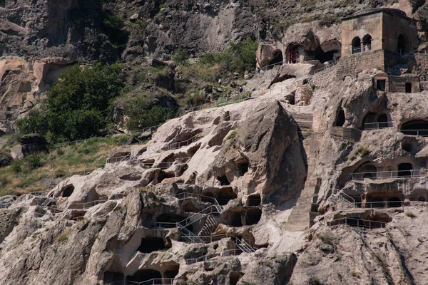 Büyük bir kayanın içindeki mağara şehri.