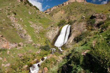 Dağ geçidinde şelale