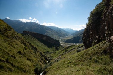 Yeşil dağlar ve vadi manzarası