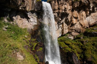 Dağ geçidinde şelale