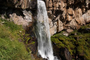 Dağ geçidinde şelale