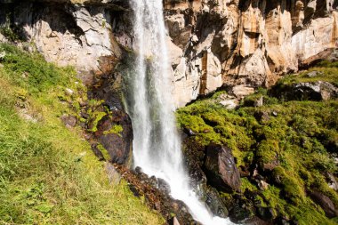 Dağ geçidinde şelale