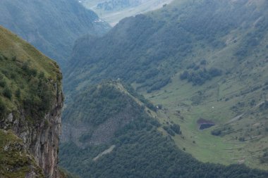 Yeşil dağlar ve vadi manzarası