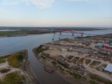 Nehir manzarası, köprü ve gemiler