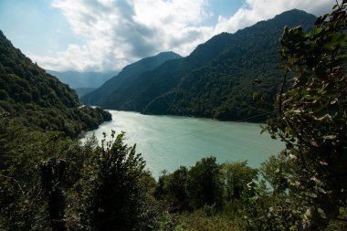 Yeşil dağlar arasında mavi göl
