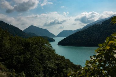 Yeşil dağlar arasında mavi göl