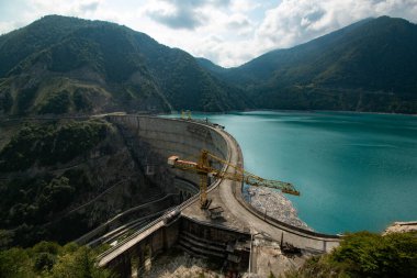 Dağlardaki bir barajda vinç