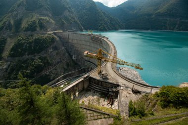 Dağlardaki bir barajda vinç