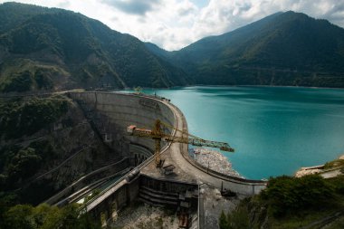 Dağlardaki bir barajda vinç