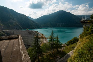 Dağlarda büyük bir baraj