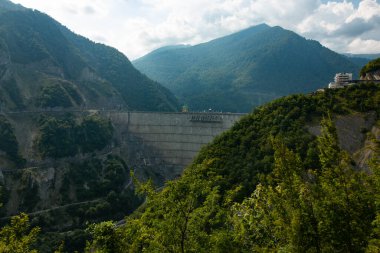 Dağlarda büyük bir baraj