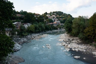 Şehirdeki dağ nehri