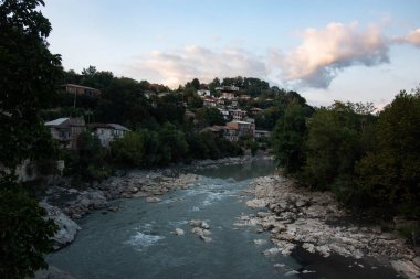 Şehirdeki dağ nehri