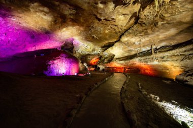 Aydınlatılmış mağara farklı renklerde