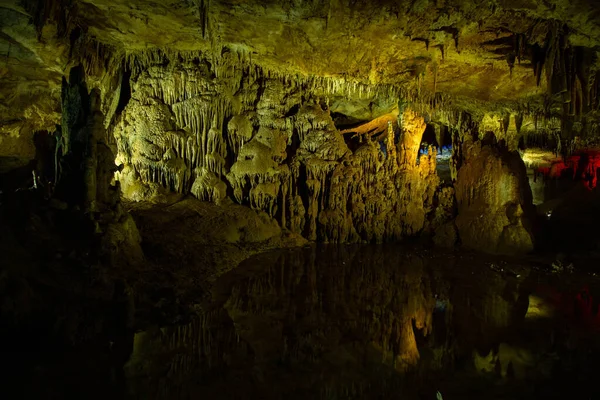 Megvilágított Barlang Különböző Színekben — Stock Fotó