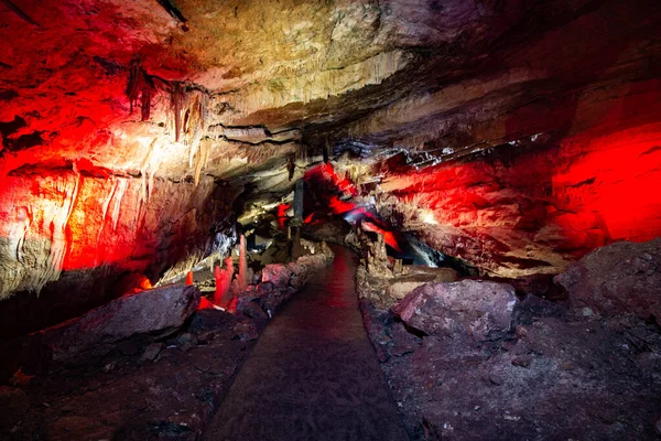 Jaskinia Oświetlona Różnych Kolorach — Zdjęcie stockowe