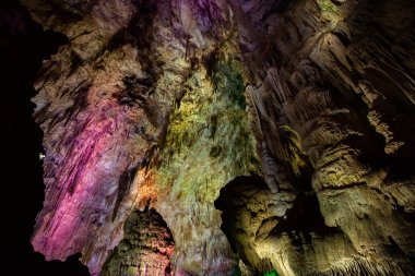 Aydınlatılmış mağara farklı renklerde