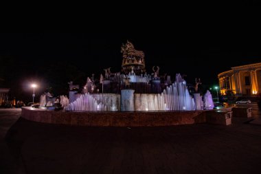 Şehirde akşam sokakları