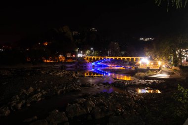 Şehirde akşam sokakları