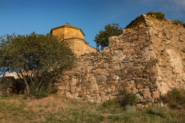 Güzel antik manastır dağlarla çevrili.
