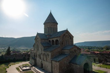 Güzel antik manastır dağlarla çevrili.