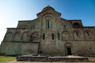 Güzel antik manastır dağlarla çevrili.